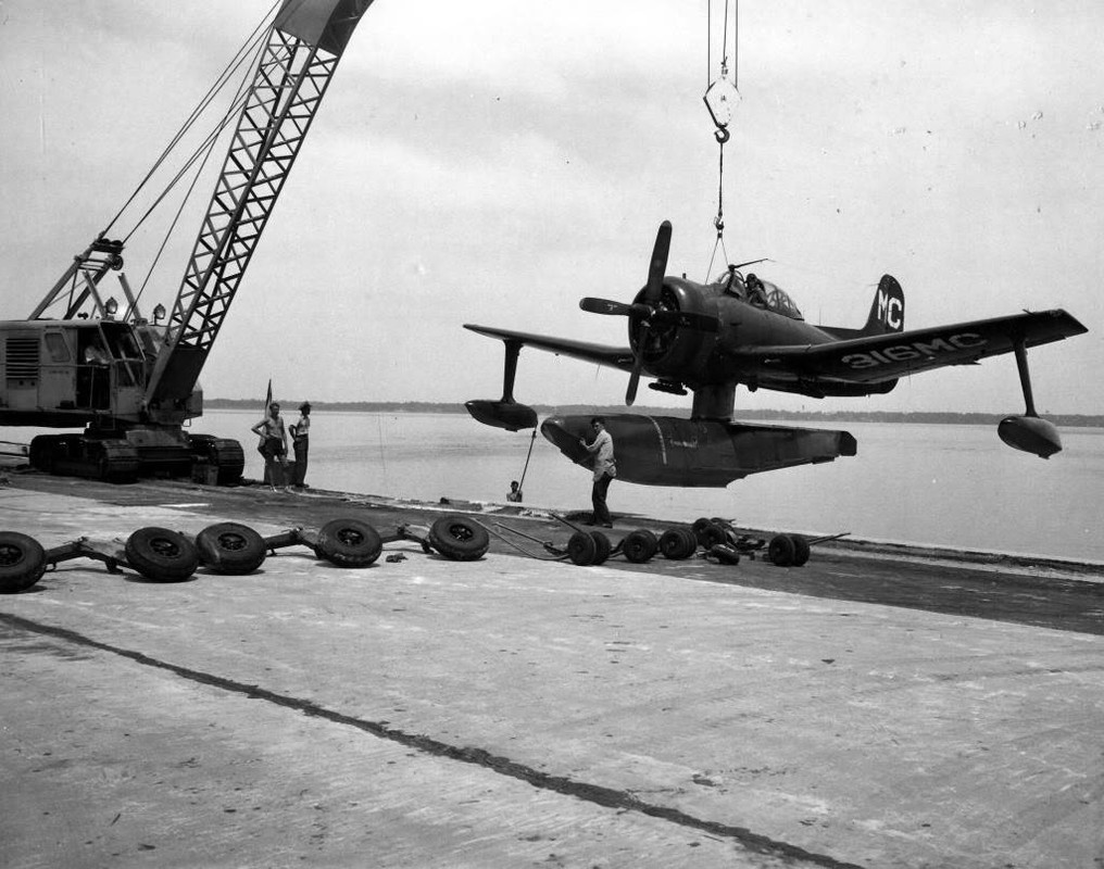 Curtiss SC-1 Seahawk siendo izado a puerto en abril de 1947