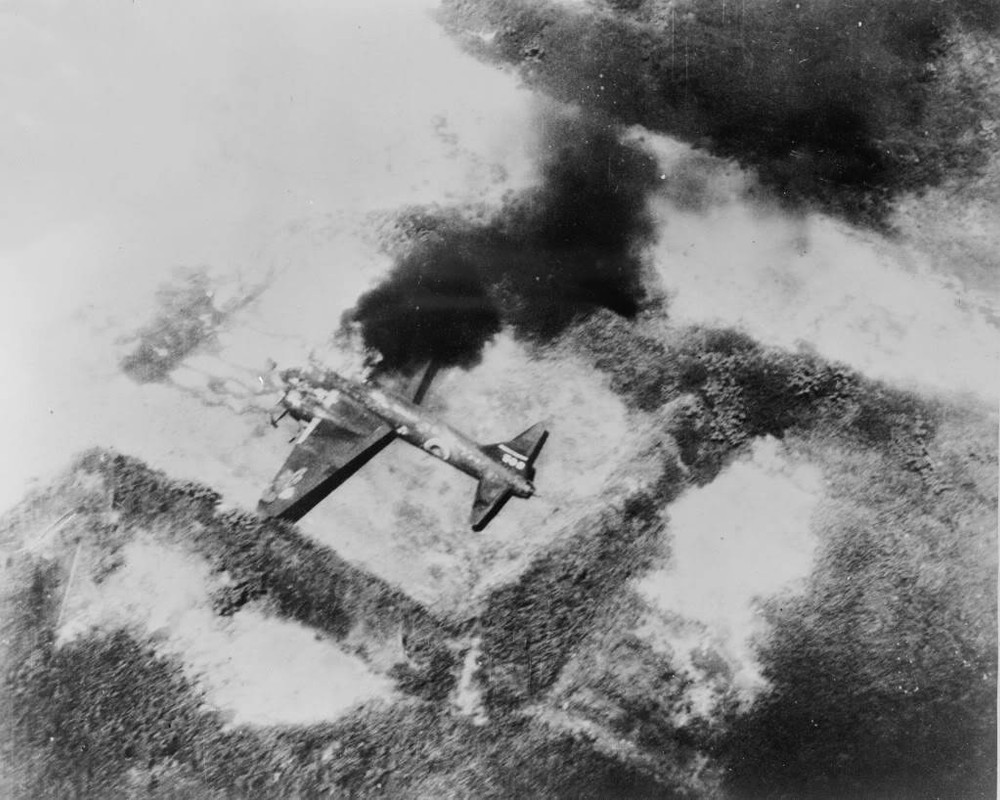 Un Mitsubishi G4M código aliado Betty ardiendo durante un ataque de aviones estadounidenses, probablemente en el suroeste del Pacífico en 1943-1945
