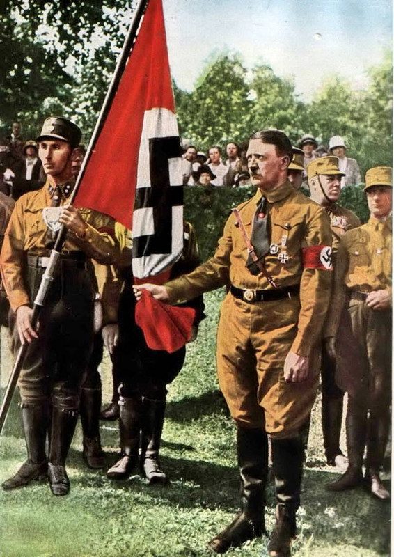 Hitler y a su derecha Jakob Grimminger en 1925