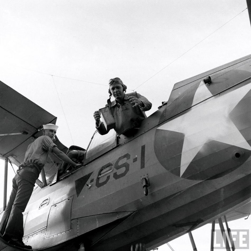 Reportaje fotográfico de la Revista LIFE de un Curtiss SOC-3A Seagull del Escuadrón de Reconocimiento 201 VS-201 a bordo de un Crucero