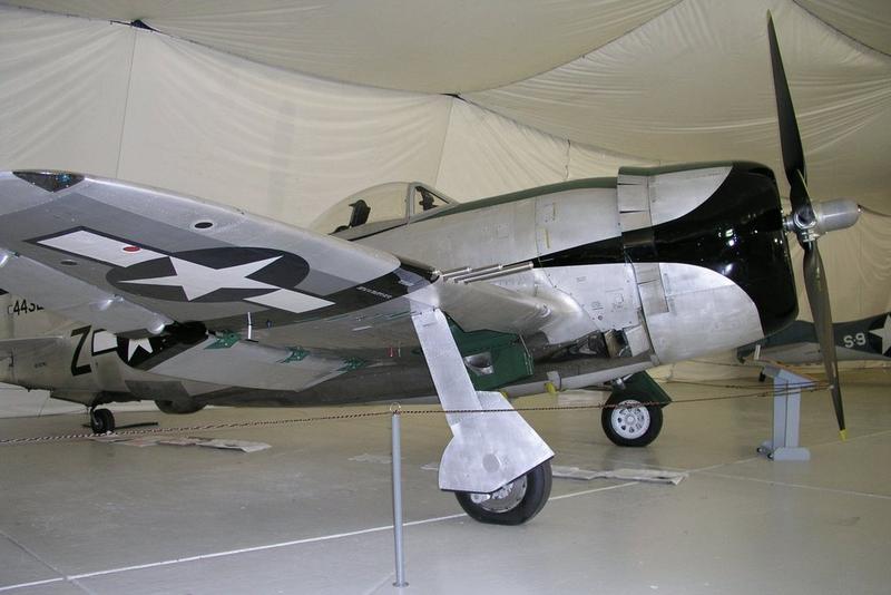 Republic P-47D Thunderbolt con número de Serie 44-32817 conservado en el Yanks Air Museum en Tillamook, Oregón