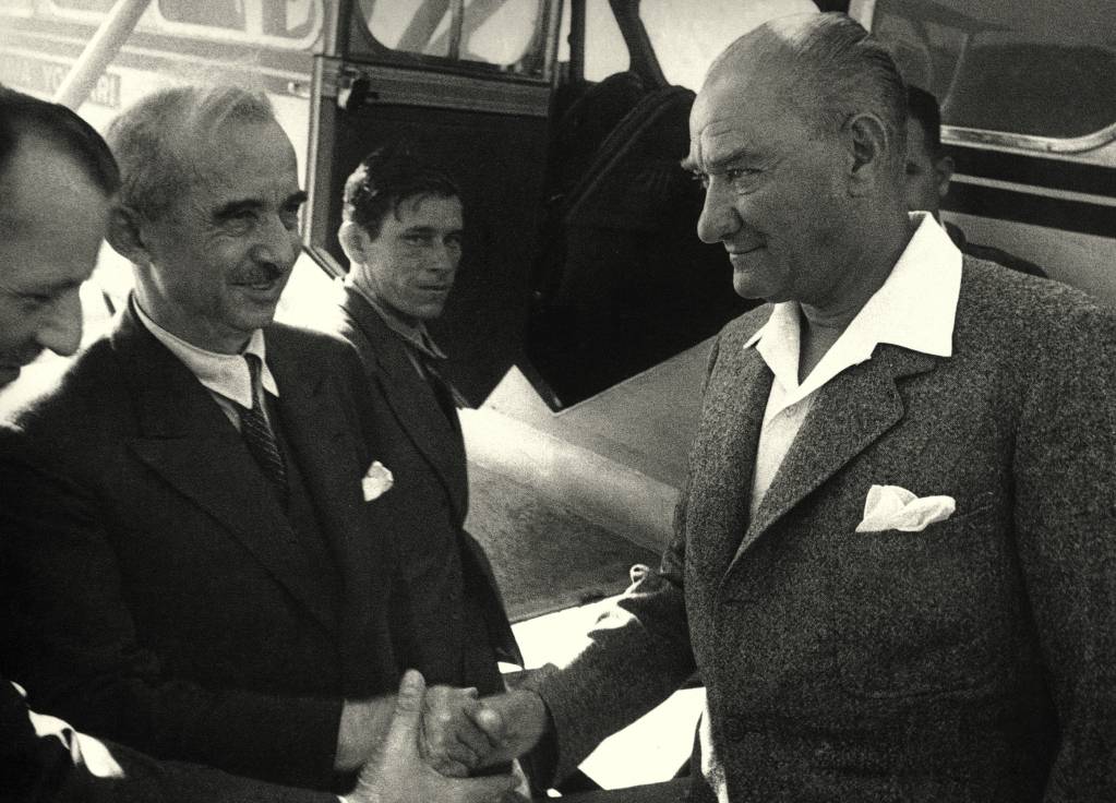 Mustafa Kemal Atatürk y Ismet İnönü en la celebración del 95º aniversario del Tratado de Paz