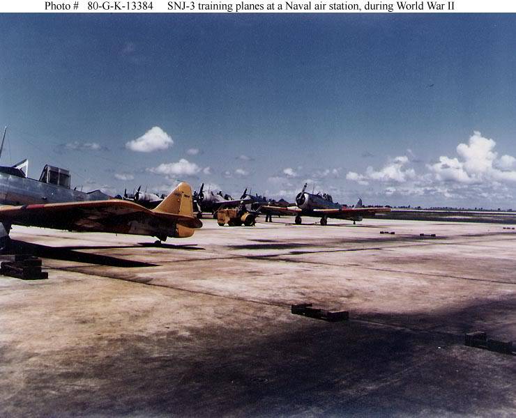 Aviones de entrenamiento SNJ-3 en una estación aérea naval, durante la Segunda Guerra Mundial