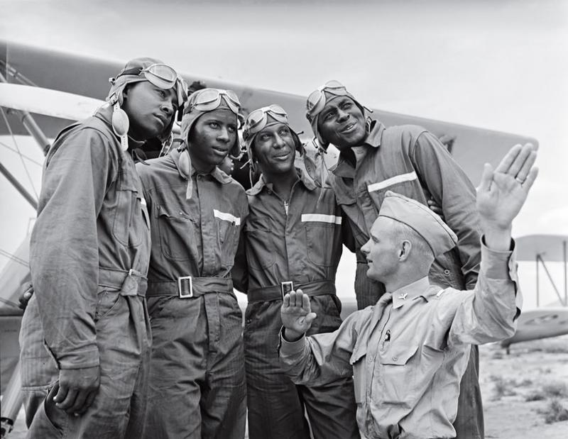 Los miembros del legendario Cuerpo Aéreo del Ejército Escuadrón de Persecución 99, los aviadores de Tuskegee, reciben instrucciones acerca de las corrientes de aire de un teniente en 1942. Los aviadores de Tuskegee -  el primer escuadrón aéreo afroamericano de los Estados Unidos. Timepix - Time Life Pictures - Getty Images. Time Life Pictures