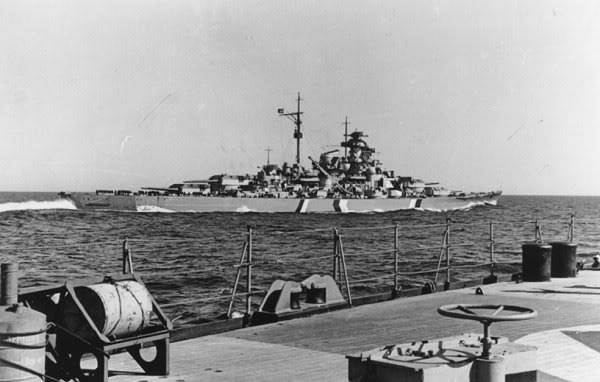 El DKM Bismarck visto desde el DKM Prinz Eugen durante unos ejercicios de adiestramiento en el mar Báltico, abril de 1941
