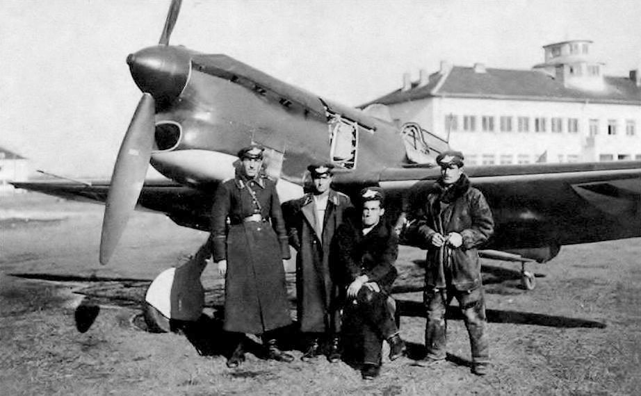 Pilotos Búlgaros junto a un Avia B.135