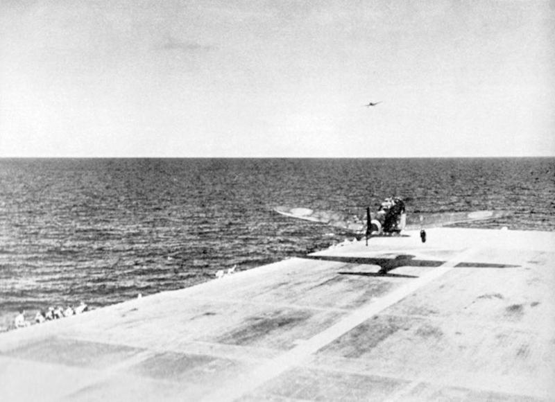 Despegue de un torpedo Nakajima B5N2 Kate del portaaviones IJN Zuikaku para atacar Pearl Harbor el 7 de diciembre de 1941