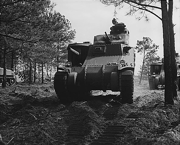 Tanque mediano M3 en una misión de entrenamiento en Fort Benning, Georgia, Estados Unidos, abril de 1942