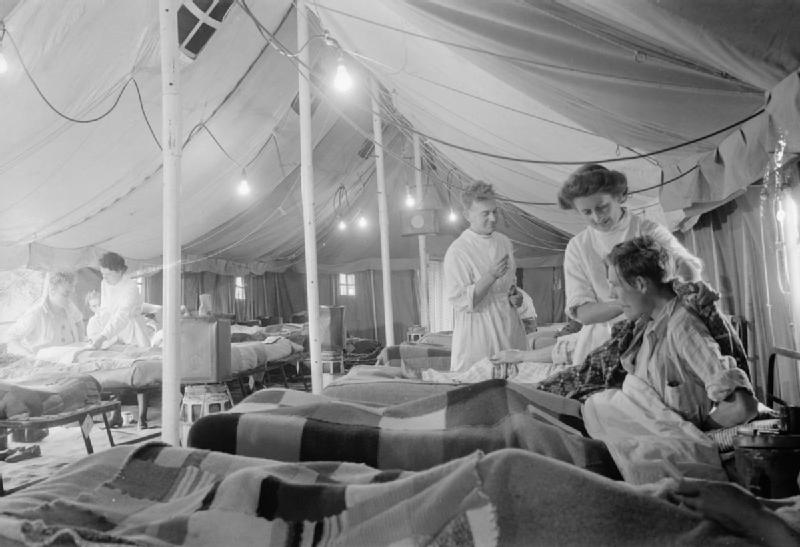 Interior de una de las carpas del 50º Hospital Móvil de Campaña en Normandía