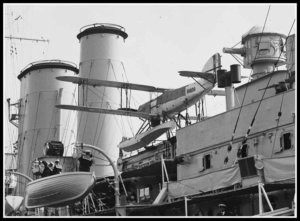El HMS York y su Fairey Seafox, amarrado en algún puerto de EE.UU, en 1935