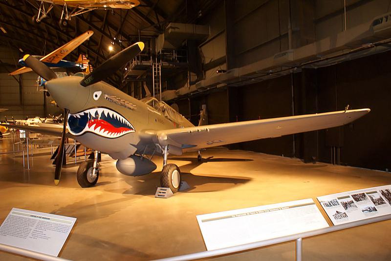 Curtiss P-40E Kittyhawk IA con número de Serie 18731 AK987 N5673N se conserva en el United States Air Force Museum en Dayton, Ohio