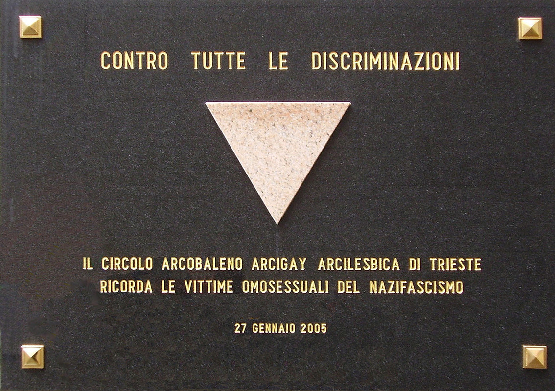 Placa conmemorativa para recordar a los homosexuales exterminados campo de concentración de Risiera di San Sabba