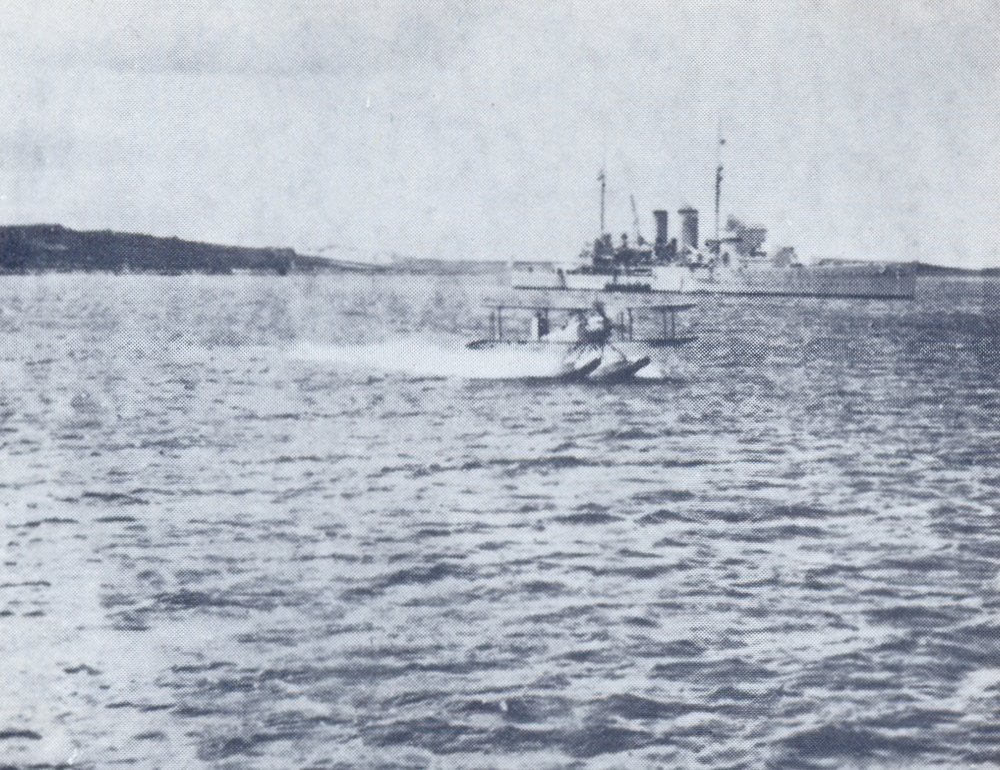Un Seafox aterrizando delante del HMS Exeter
