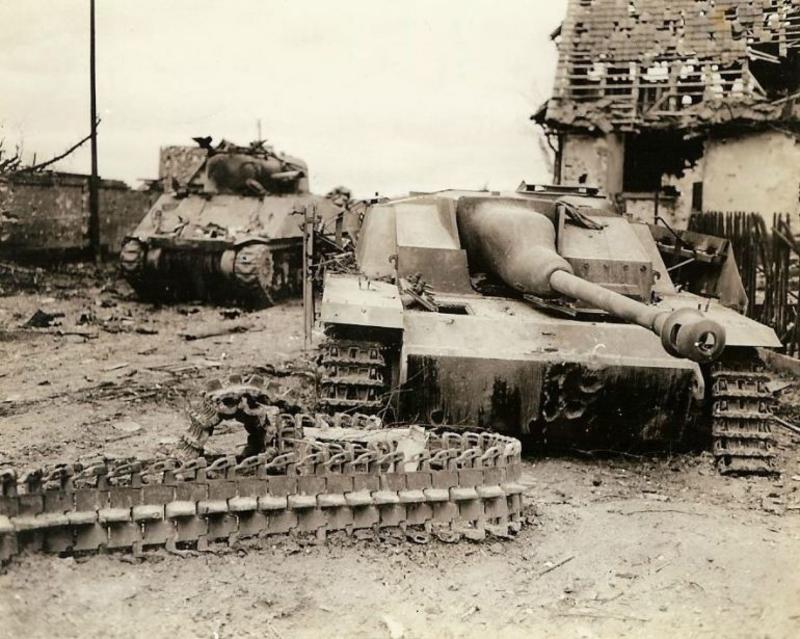 Un tanque estadounidense M-4 y un tanque alemán Sturmgeschütz IV destruidos acabaron juntos en la calle