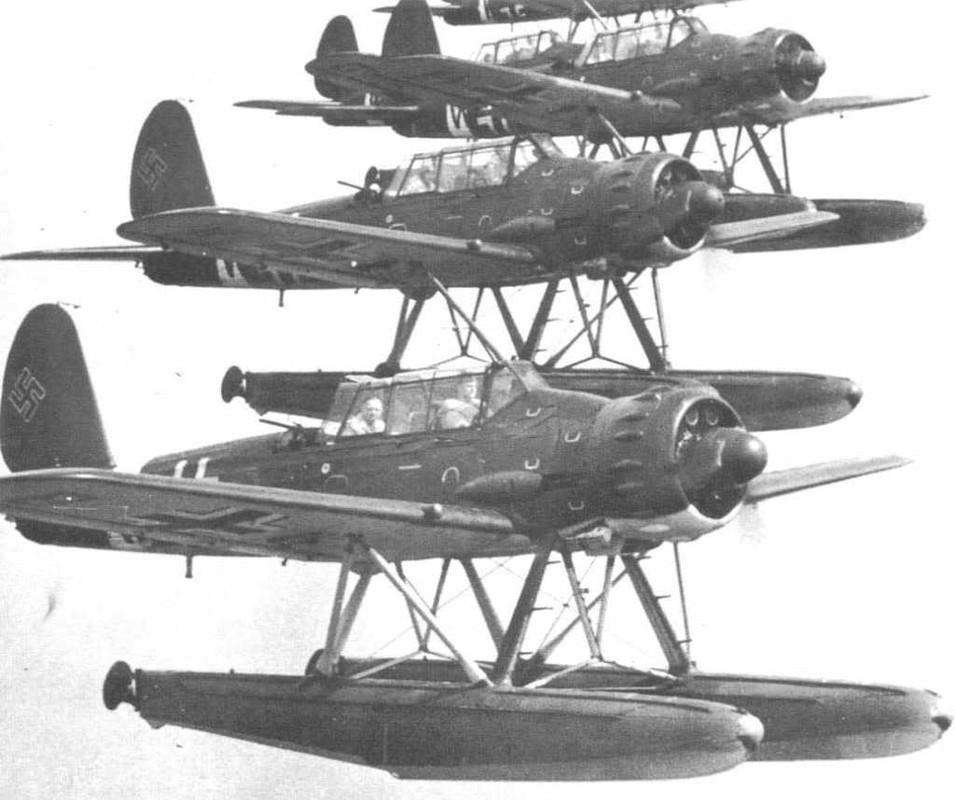 Arado Ar 196 A5 volando en formación