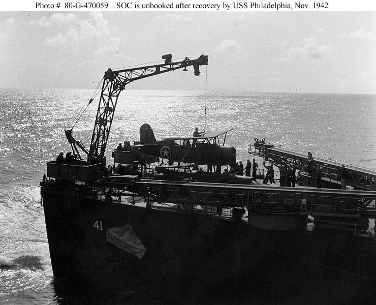 El SOC es desenganchado después de la recuperación por el USS Philadelphia, noviembre de 1942