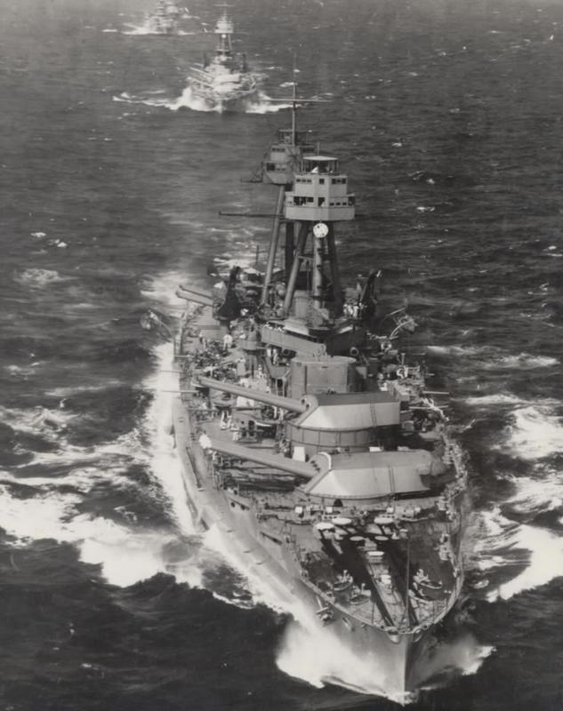 El USS Oklahoma durante unas prácticas realizadas en el Pacifico en 1930