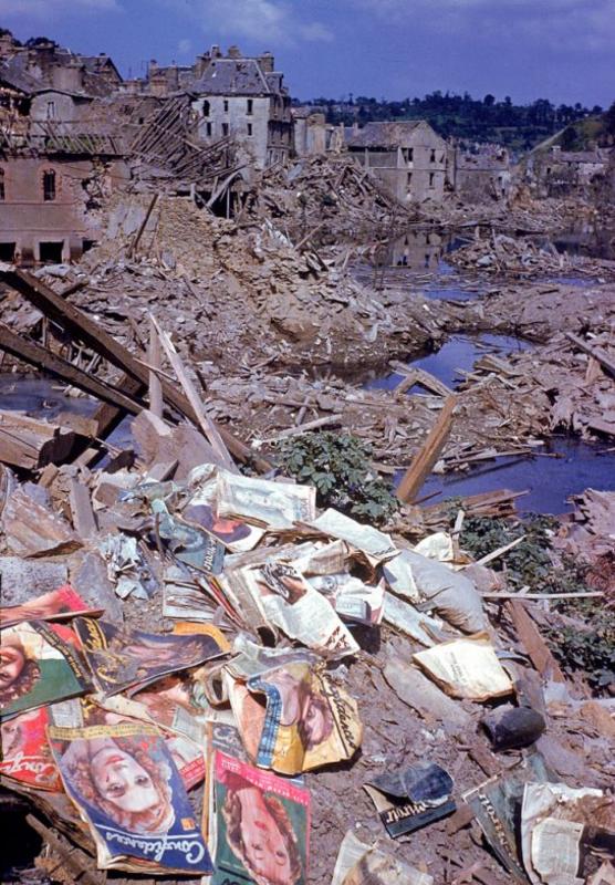 Revistas esparcidas entre los escombros de la bombardeada ciudad de Saint-Lô, Normandía, Francia, verano de 1944