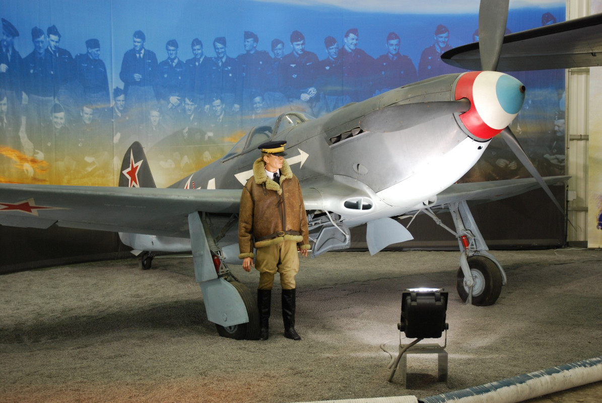 Yakovlev Yak-3 está en exhibición en el Museo del Aire y del Espacio de París, Le Bourget, Francia