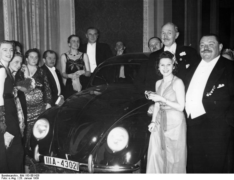 El Volkswagen que representaba el premio principal de la rifa, estaba en el centro de atención. A la derecha, Heinrich George, junto a él, Bengt Berg, más a la izquierda, el diseñador del Volkswagen Ferdinand Porsche con la Sra. Elsa Ellinghausen, la afortunada ganadora. 28 de enero de 1939