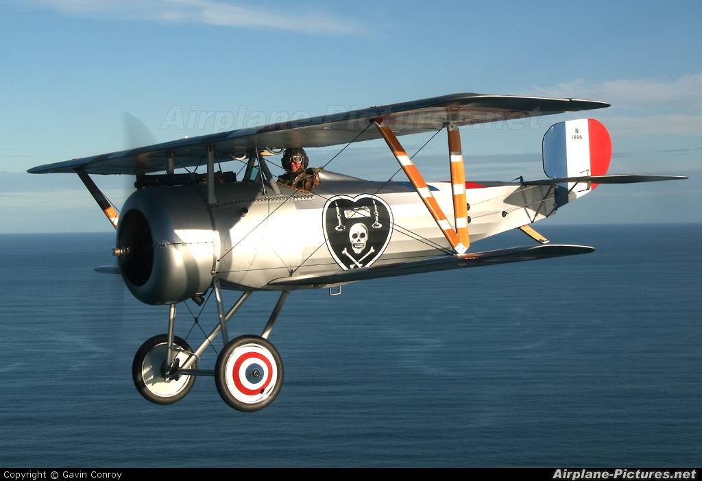 Nieuport 17 volando en el festival aéreo Red Thunder Air Show