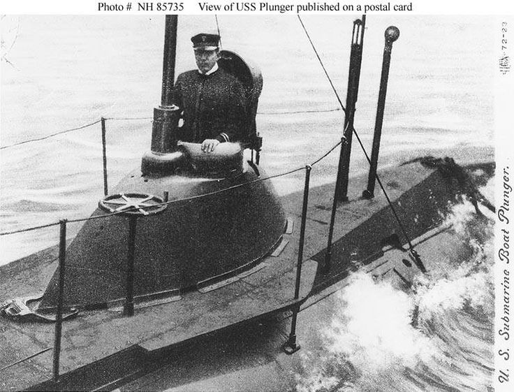 John Philip Holland entrando en uno de sus submarinos