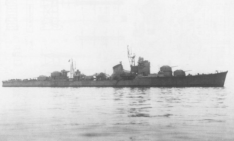 El Destructor IJN Fuyuzuki en alta mar