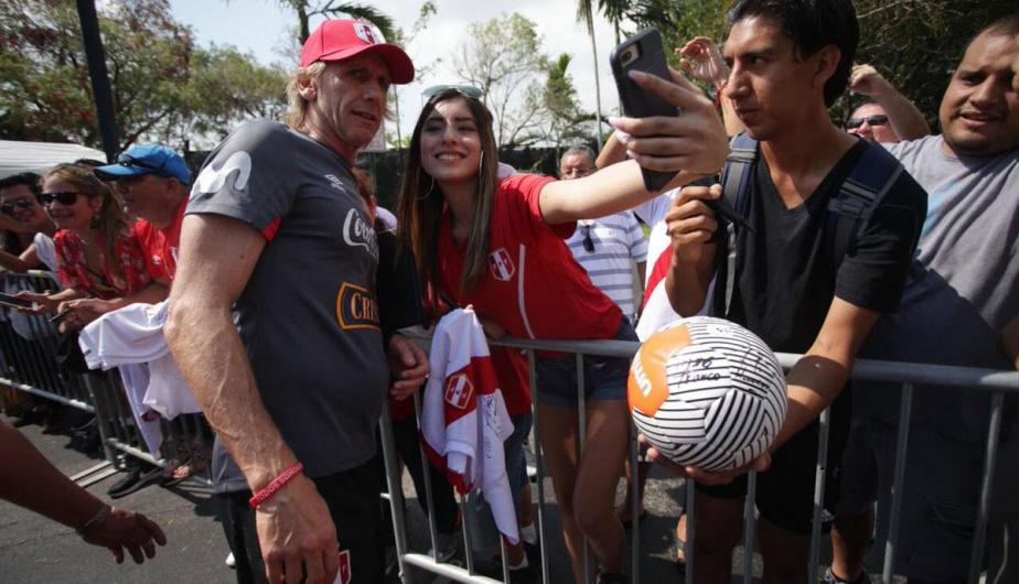 LAS CHICAS PERUANAS MAS LINDAS: Hinchas Peruanas En El Estadio Nacional ...