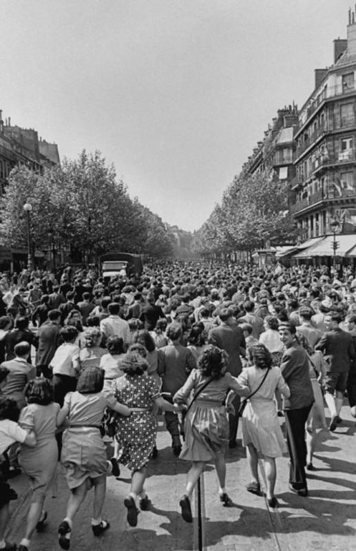 Miles de parisinos - y un número incalculable de refugiados de otros países, atrapados en París desde que los alemanes capturaron la capital en 1940 - salen a las calles el 25 de agosto de 1944