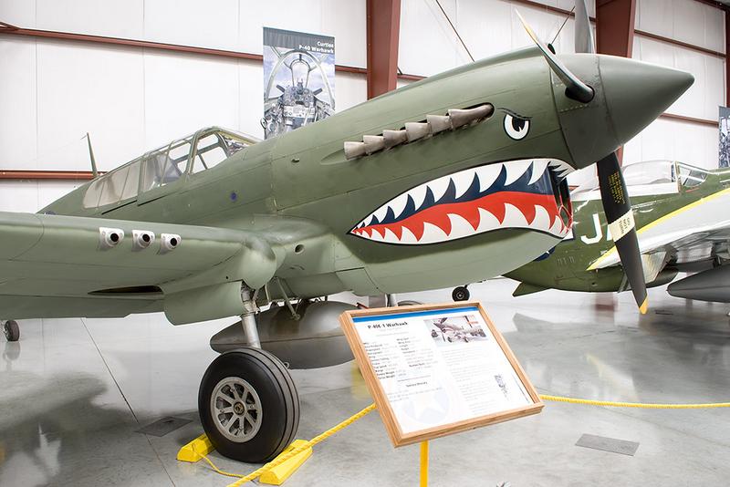 Curtiss P-40E Kittyhawk IA con número de Serie 15208 AK827 N40245 conservado en el Yanks Air Museum en Chino, California