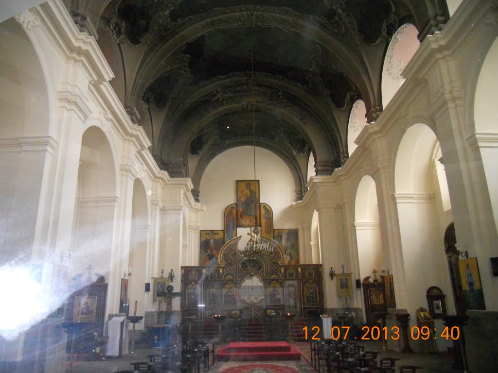 Vista del interior de la Iglesia desde la cristalera de entrada, ya que no se puede pasar a su interior