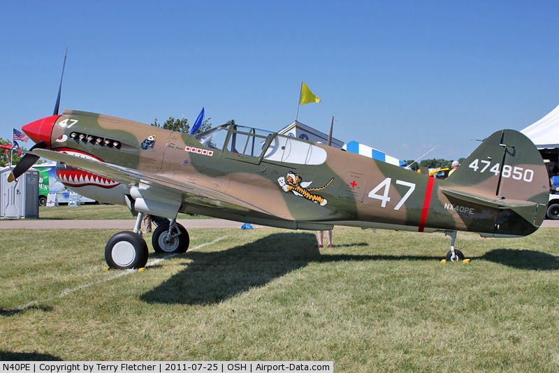 Curtiss P-40E Kittyhawk IA con número de Serie 15376 AK905 N40PE se conserva en el Frasca Air Museum de Champaign, Ilinois