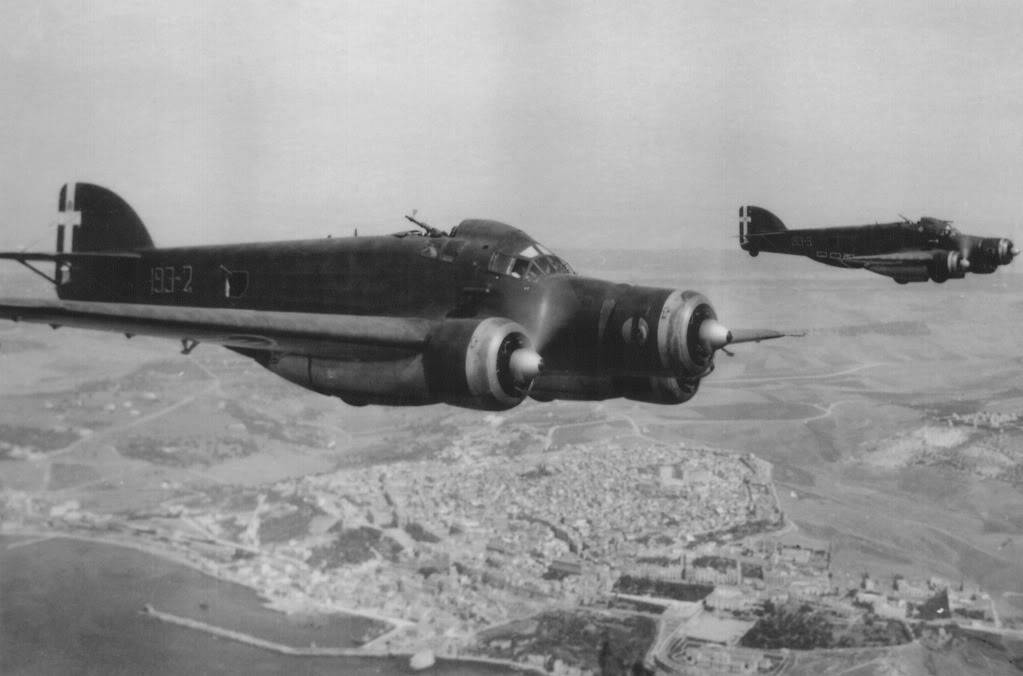 Dos bombarderos Savoia Marchetti S. 79 de la Regia Aeronautica sobrevolando la costa sur de Sicilia