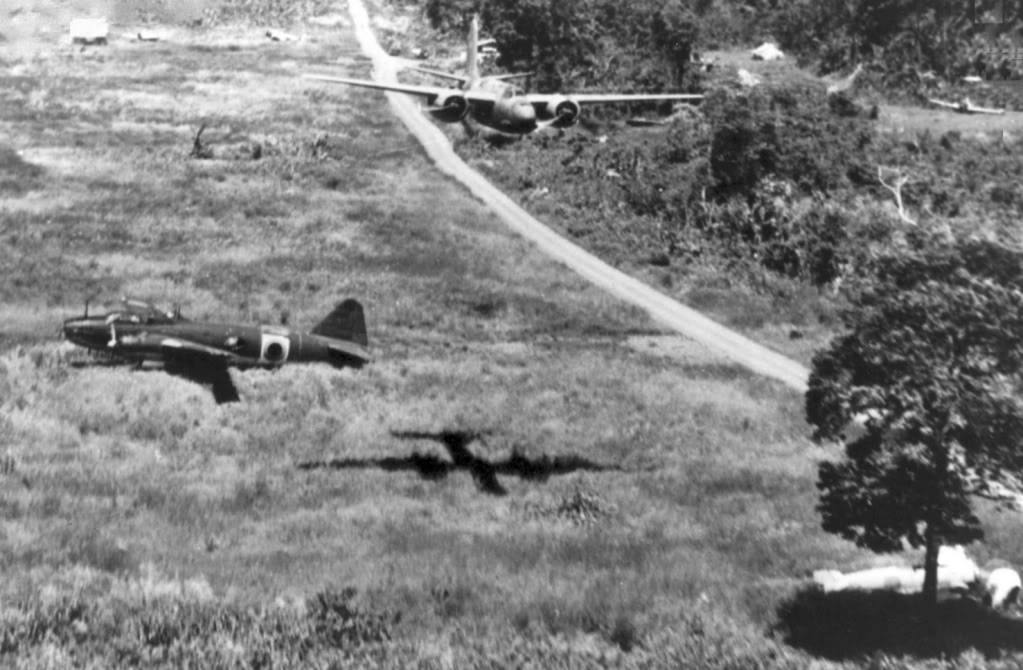 Un Douglas A-20 USAAF sobrevolando a un Bombardero Mitsubishi G4M Betty en Nueva Guinea, alrededor de 1943