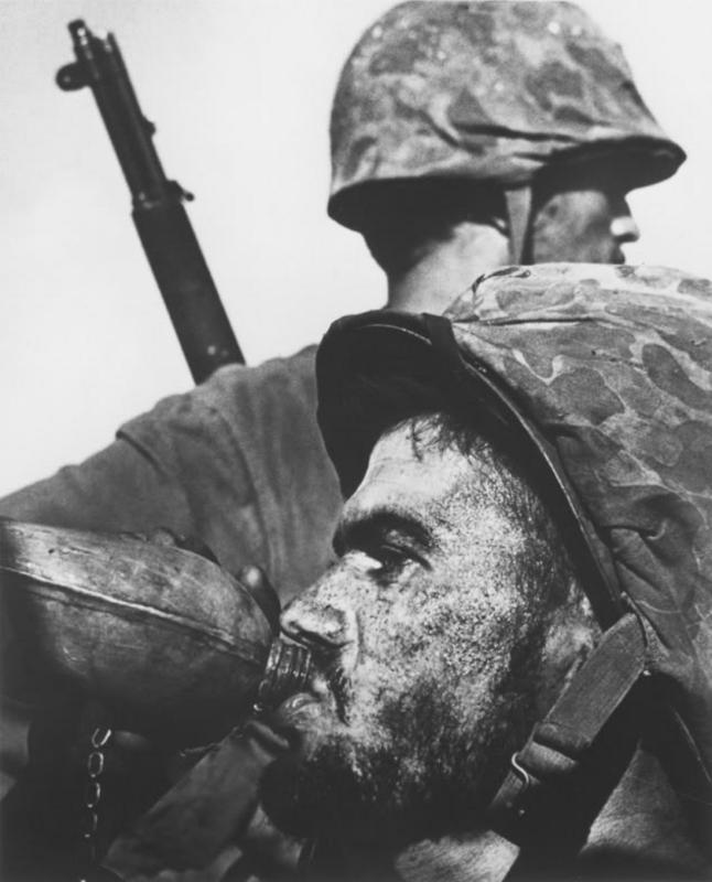 Foto de  W. Eugene Smith de un Marine bebiendo de su cantimplora durante la batalla de Saipan en 1944. Timepix - Time Life Pictures - Getty Images. Time Life Pictures