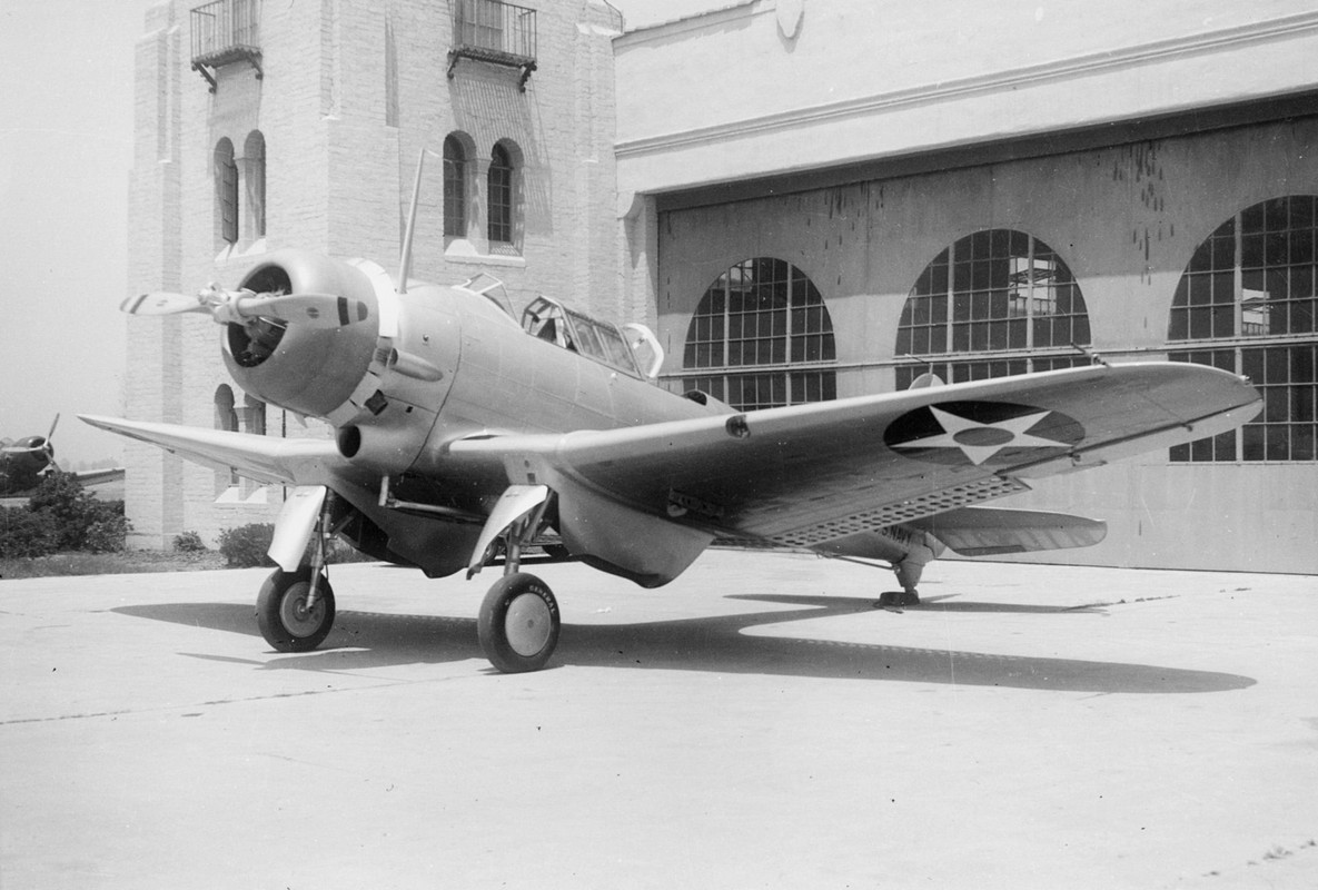 Northrop BT-1 fuera de un hangar en Aeródromo de El Segundo, California, EEUU