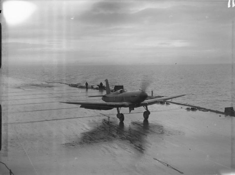 Prototipo del Firebrand TF Mk II en la cubierta del HMS Illustrious durante las pruebas de vuelo