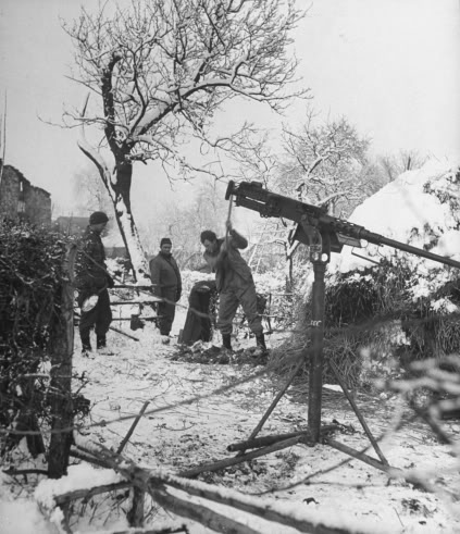 Soldados americanos cavando una trinchera