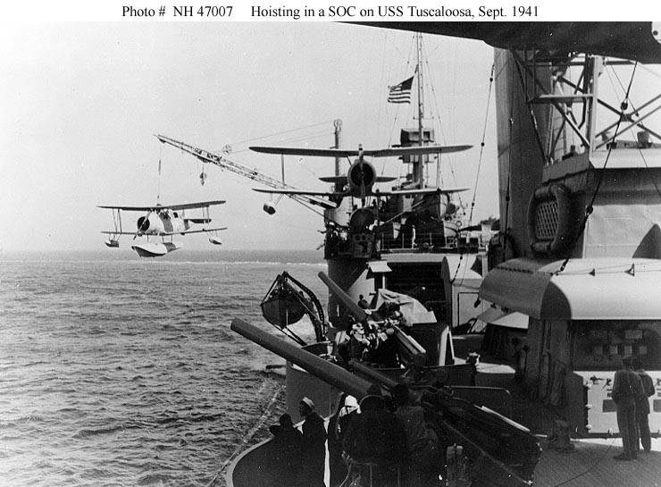Alzando un SOC al USS Tuscaloosa, sept, 1941