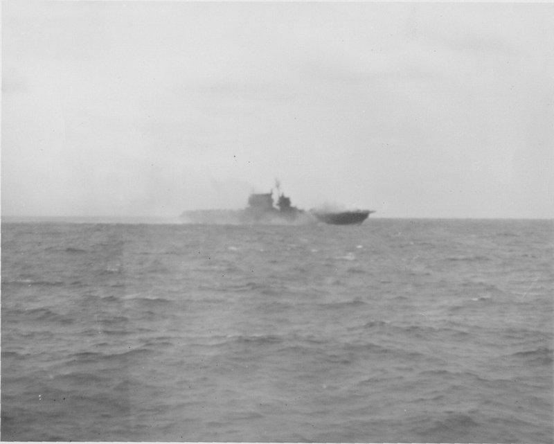 Vista del estribor del USS Saratoga tras el segundo ataque