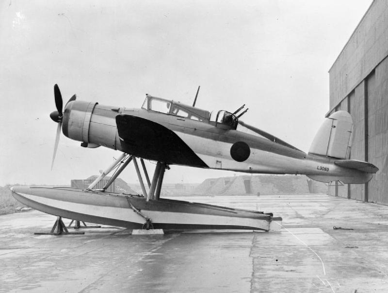 El primer hidroavión Blackburn Roc de la Marina Real s n L3059 estacionado en caballetes fuera de los hangares en el Establecimiento Experimental de Aviones de la Marina, en Felixstowe, Suffolk, Reino Unido