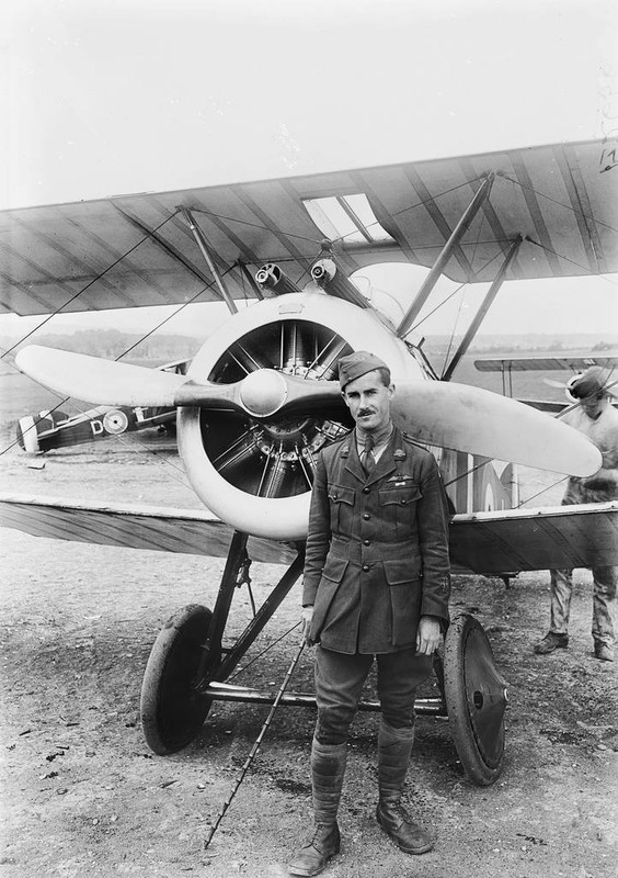 El comandante Wilfred Ashton McCloughry MC, oficial comandante, escuadrón nº 4, Australian Flying Corps, AFC, frente a su Sopwith, 6 de junio de 1918