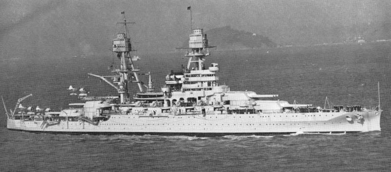El USS Arizona pasando delante de la Isla de Alcatraz en 1938