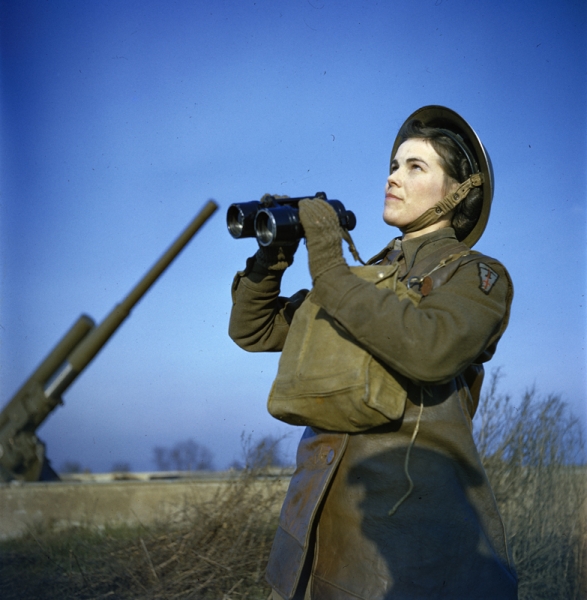 Una observadora de tiro del Servicio Territorial Auxiliar ATS con binoculares en un puesto de mando antiaéreo, diciembre 1942