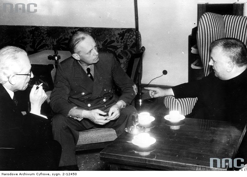 El primer ministro eslovaco, Vojtech Tuka, el ministro de Asuntos Exteriores alemán, Joachim von Ribbentrop, y el presidente eslovaco Jozef Tiso
