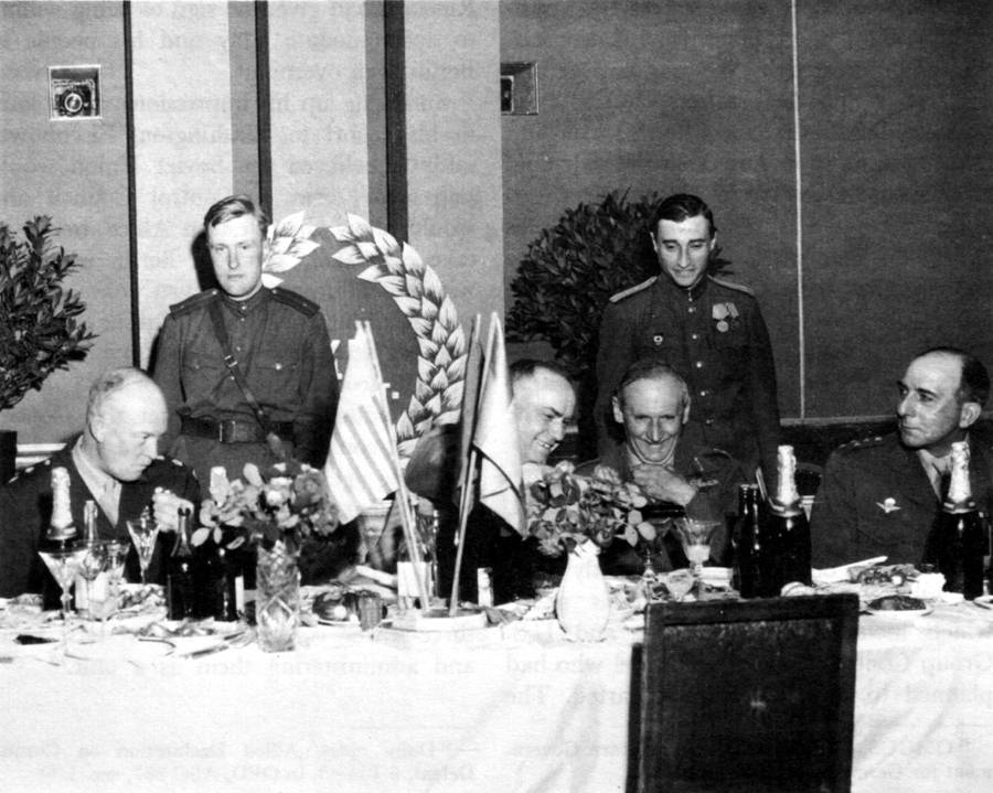 Dwight Eisenhower, Georgi Zhukov, Bernard Montgomery y Jean de Lattre de Tassigny en una fiesta en Berlín, 5 de junio de 1945