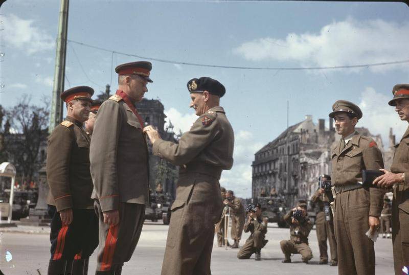 Bernard Montgomery hace entrega a Konstantin Rokossovsky la distinción de Caballero del Imperio Británico, Puerta de Brandenburgo, Berlín, Alemania. 12 de julio de 1945