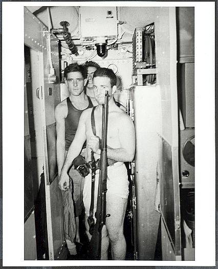 Infantes de marina a bordo de Nautilus SS-168 después de regresar de Makin Island Raid, 18 de agosto de 1942. El marine en primer plano sostiene un fusil japonés que usó para disparar y matar a un soldado japonés después de que lo capturara
