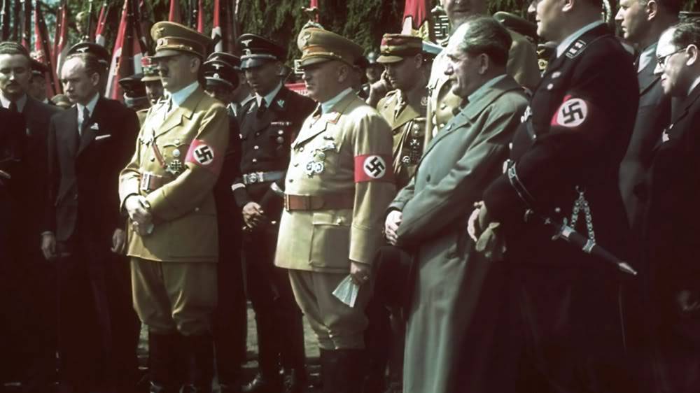 Porsche protagonizó conjuntamente con Robert Ley y Hitler la ceremonia de la colocación de la primera piedra de la fábrica KDF-Wagen en Wolfsburg Porsche protagonizó conjuntamente con Robert Ley y Hitler la ceremonia de la colocación de la primera piedra de la fábrica KDF-Wagen en Wolfsburg
