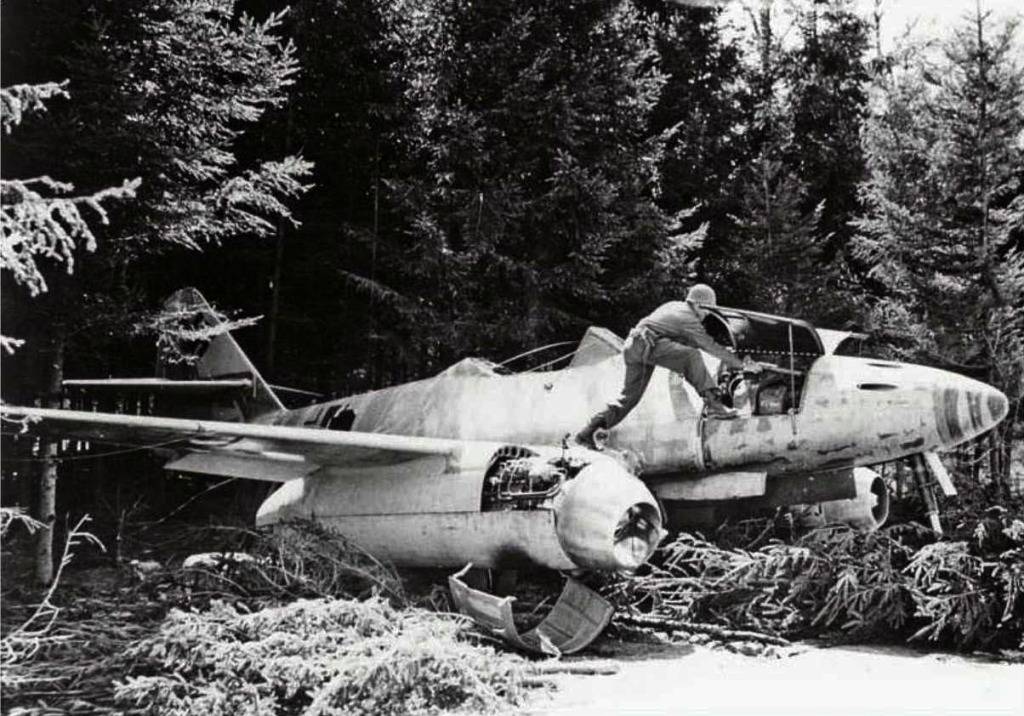 Soldado del 3er Ejército de los EE.UU. busca trampas explosivas en un Messerschmitt Me 262, Alemania